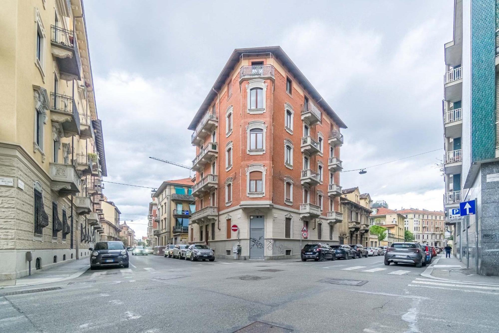 Torino Old Fashion Apartment With Balcony Exteriör bild